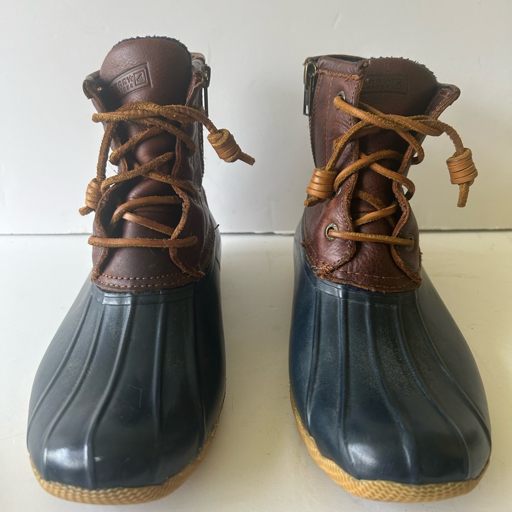 Preowned Sperry Saltwater Duck shoes women 8
Has side zipper 
Waterproof